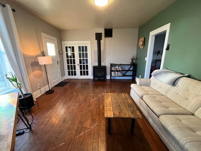 Building Photo - One Bedroom Apartment Home! Pet Friendly