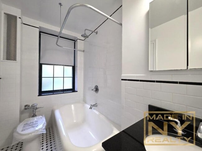 Building Photo - 1 bedroom in SUNNYSIDE GARDENS NY 11104