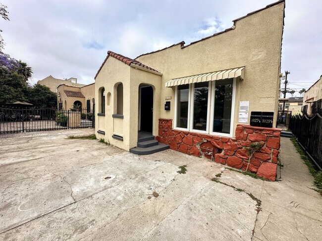 Foto del edificio - Front Unit, 2bd/1.5 bath with Central A/C and Heat and washer/dryer hookups