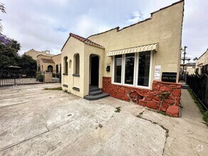 Building Photo - 1027 W 58th St