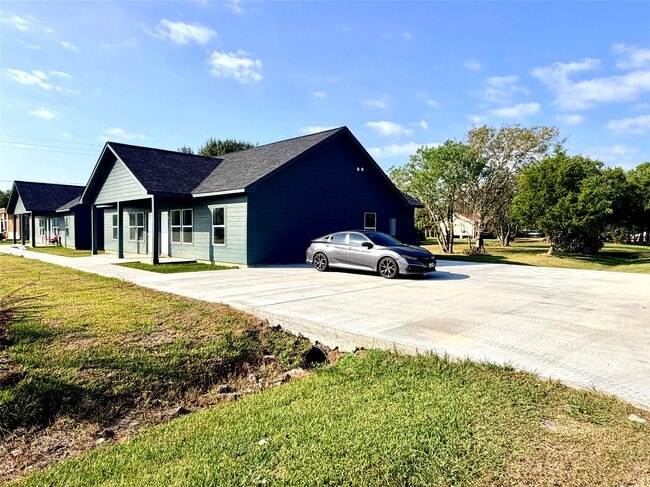 Building Photo - 504 Ross Sterling Ave