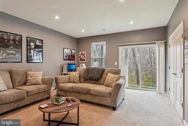 Foto del edificio - 1306 Hawk Hollow Dr