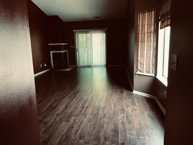 Building Photo - 361 Village Pointe Dr