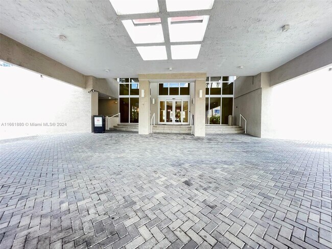 Foto del edificio - 6767 Collins Ave