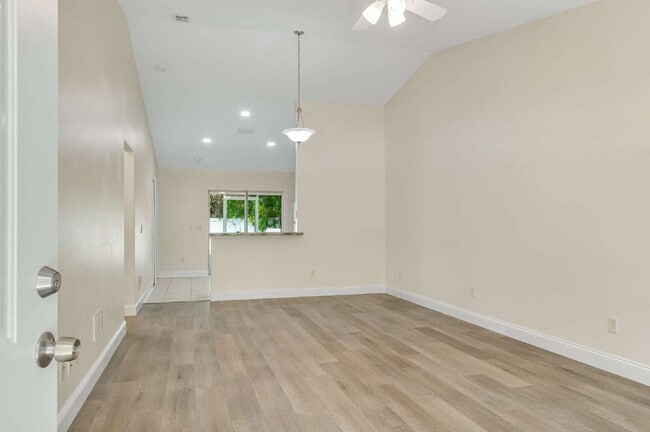 Foto del edificio - 51 Wellwood Ln