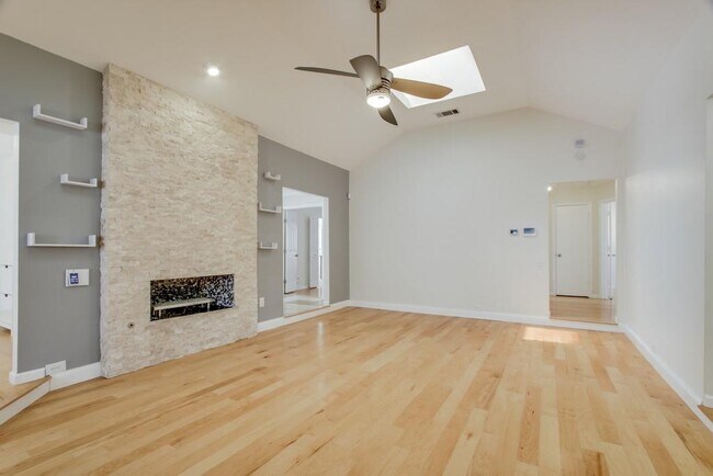 Foto del edificio - 15111 Canyon Crest