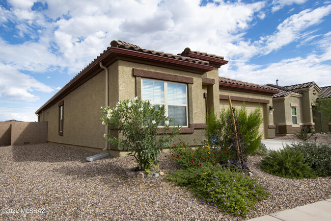 Building Photo - 10208 N Crooked Peak Trail