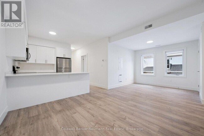 Building Photo - 8 Orchard Crescent