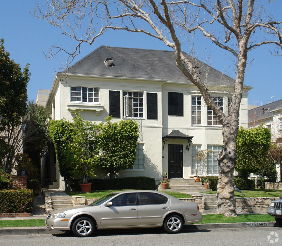 Building Photo - 9957 Robbins Dr
