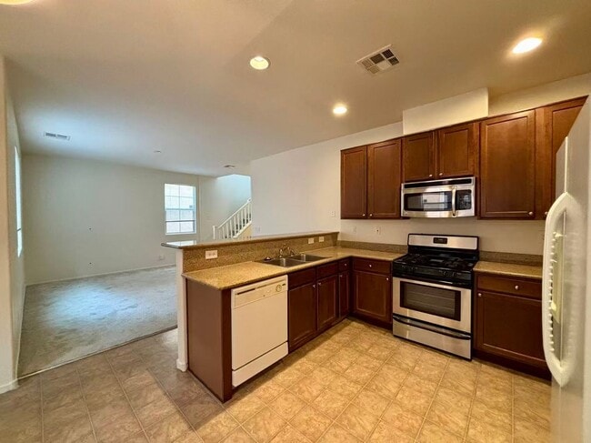 Building Photo - Cozy and charming house