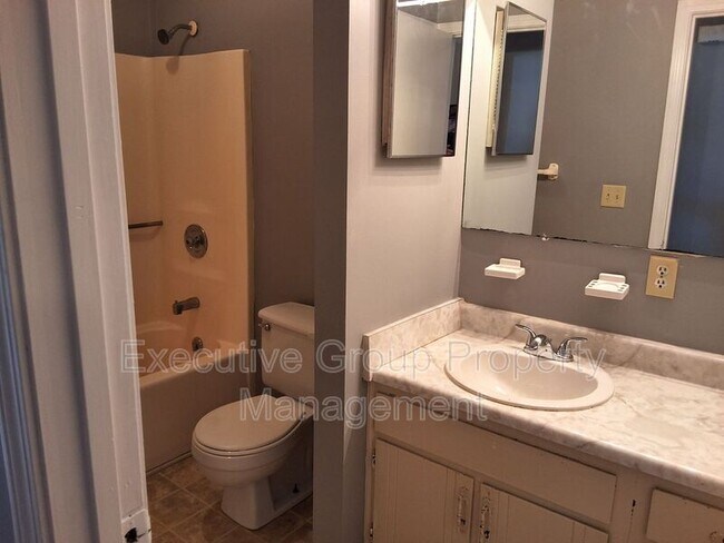Foto del edificio - 716-B ROGERSVILLE ROAD