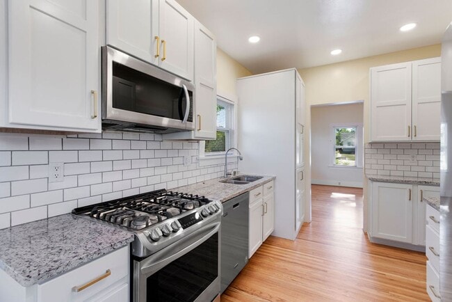 Building Photo - 2 Bedroom 1 Bath Duplex
