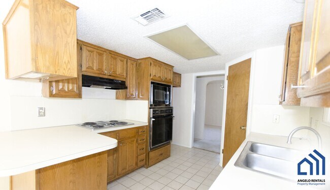 Foto del edificio - 6 MONTH LEASE!! SPACIOUS Southland 4 bed/3...