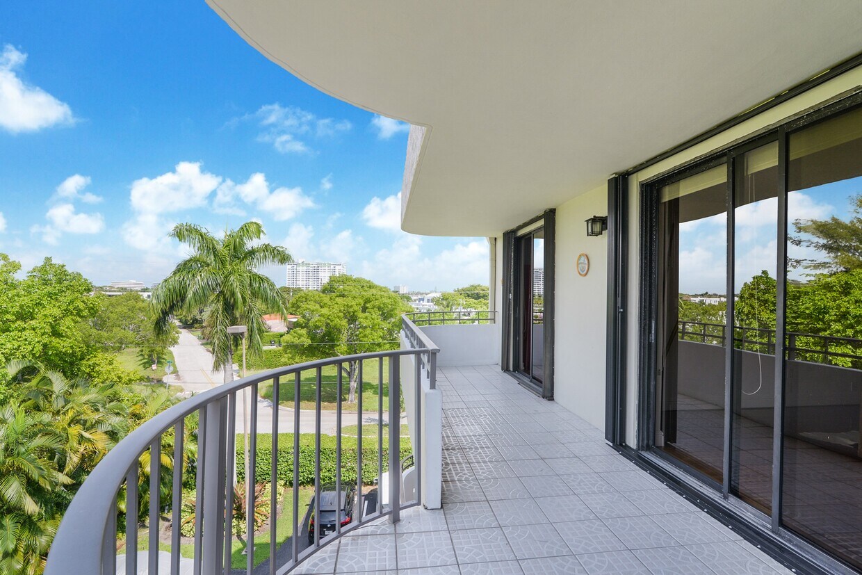 Primary Photo - 12000 N Bayshore Dr