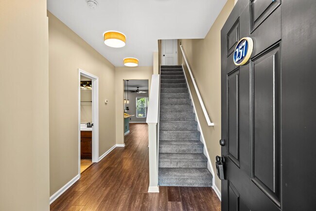 Entrada y escaleras - 257 Castle Dr