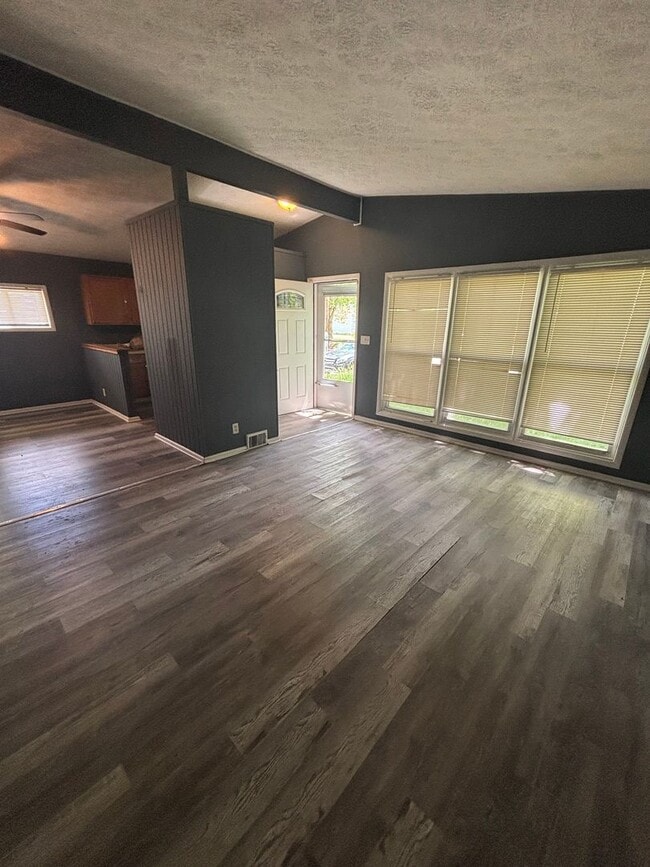 Building Photo - Beautifully Renovated 3 bedroom