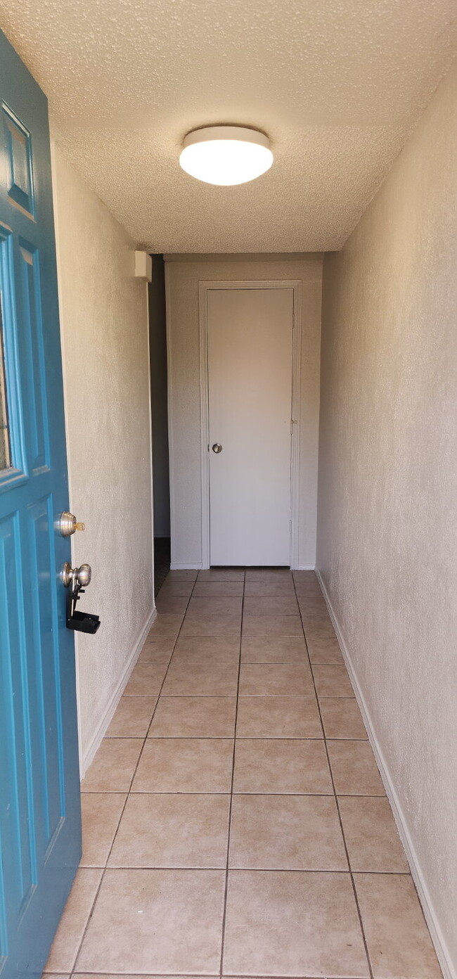 Building Photo - Now Leasing Charming 2 bedroom Townhome wi...