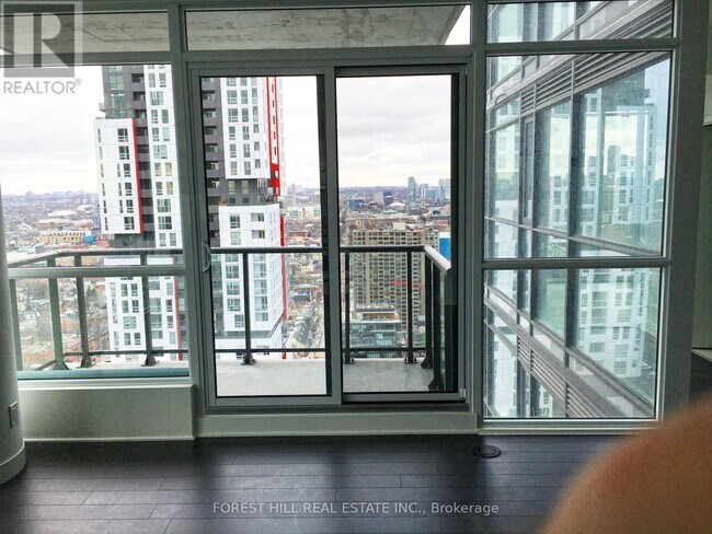Photo du bâtiment - 290 Adelaide St W