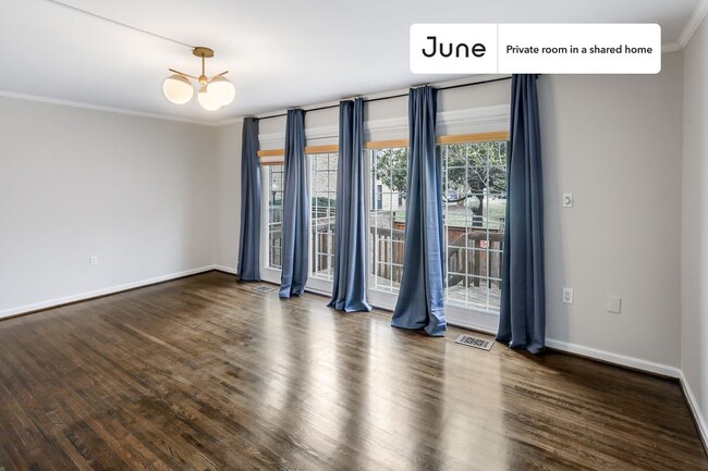 Foto del edificio - Private bedroom in 7 bed/3.5 bath Home