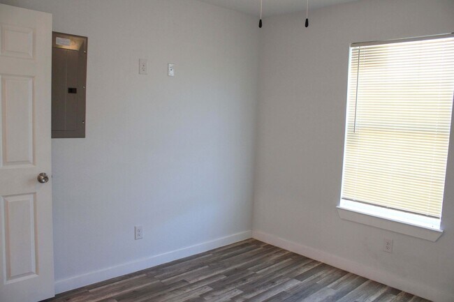 Building Photo - 1654-SH