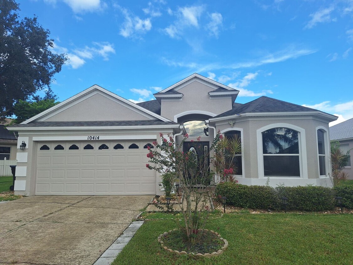 Foto principal - Charming 3-Bedroom Home with Spacious Back...