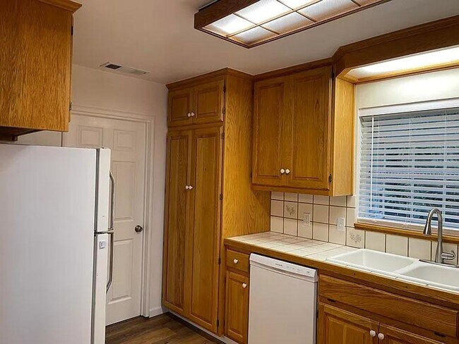 Building Photo - Red Bluff 4 bedroom