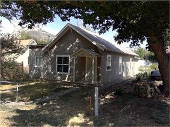 Building Photo - PRICE REDUCED! Small quaint home in Downto...