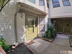 Building Photo - 2205 Bayhead Dr