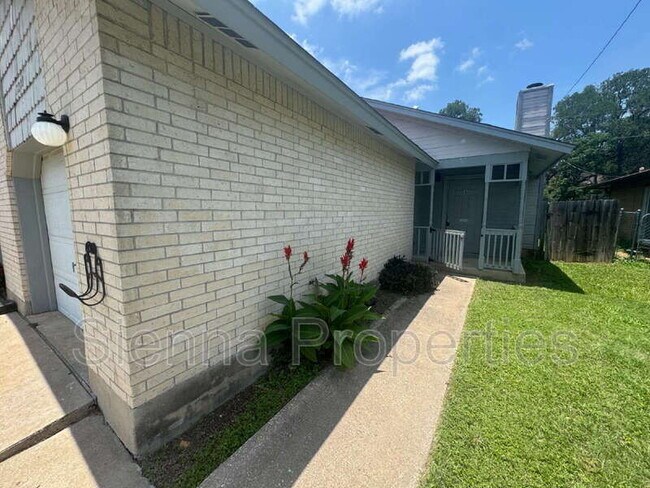 Building Photo - 7208 Lilac Ln