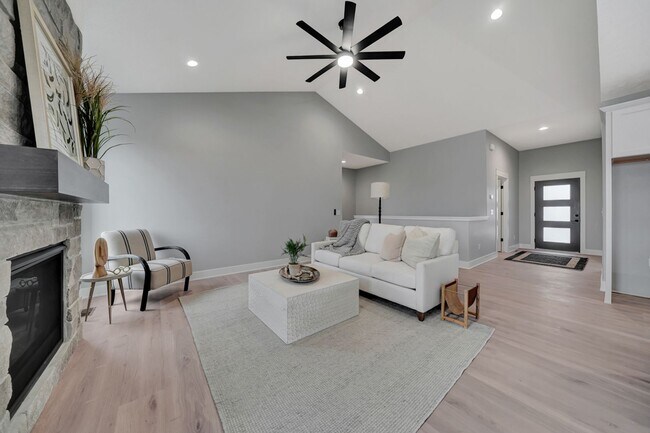Building Photo - Beautiful Luxury Townhome