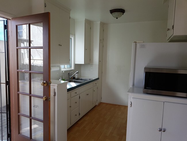 Cocina y puerta trasera - 2444 Oak St