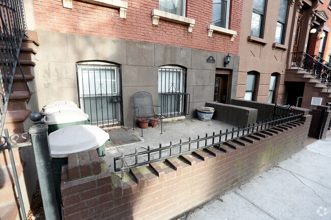 Building Photo - 566 Henry St