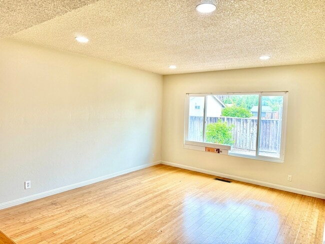 Building Photo - COMING SOON! $3,790 / 3 BR - 1528 S.F. VER...