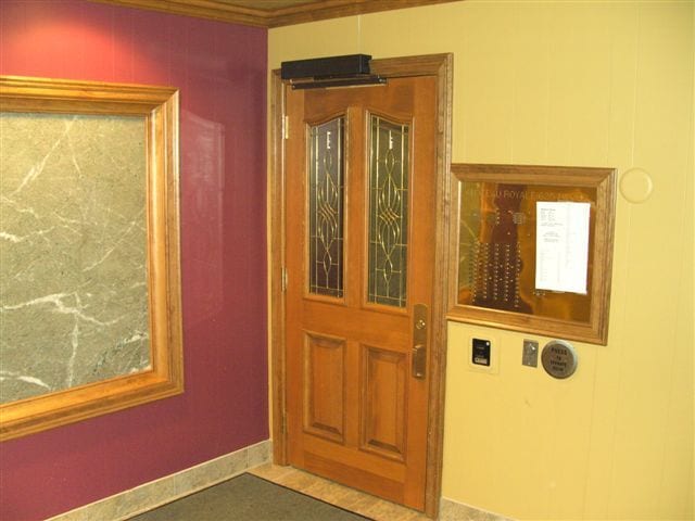 Entrada con intercomunicador - The Chateau Royale