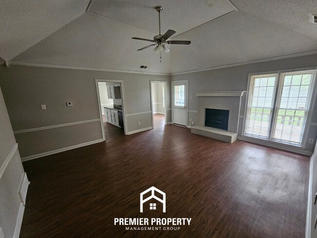 Foto del edificio - Spacious 3BR/2BA Home in 38115 | Vaulted Ceilings, 2-Car Garage & Back Deck