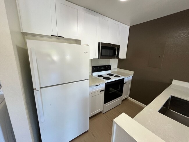 Building Photo - Crosspointe (Aiea/Honolulu) - 2 bed/2 bath with AC, full size washer/dryer, and swimming pool