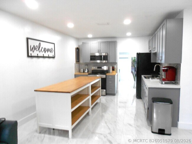 Foto del edificio - 817 NW 30th Ct