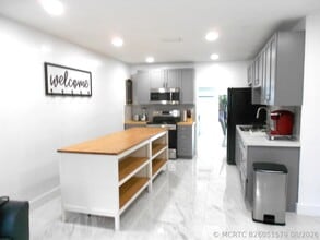 Building Photo - 817 NW 30th Ct