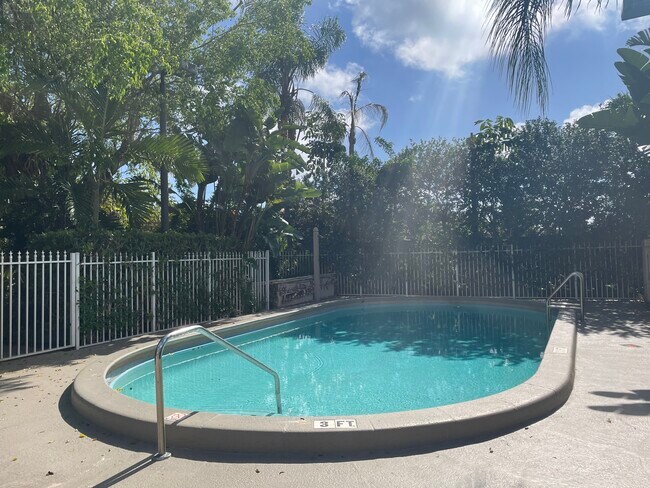 Building Photo - 1423 Holly Heights Dr