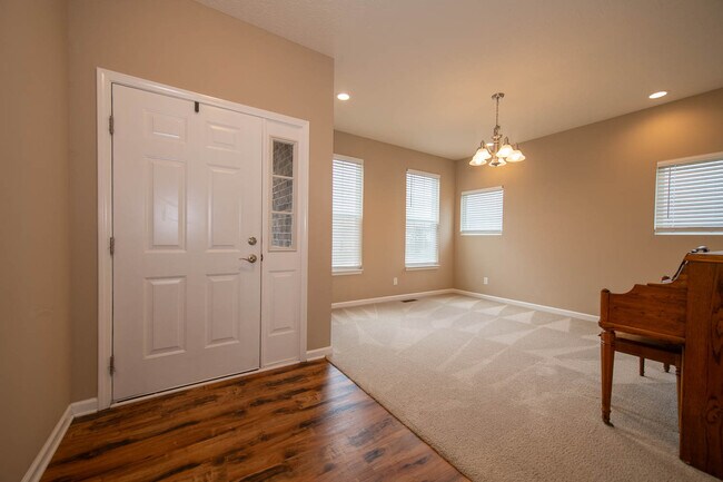 Building Photo - 950 W 600 S