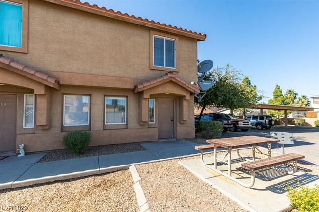 Building Photo - 460 Rexford Dr