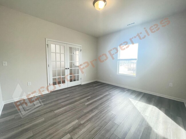 Building Photo - Beautiful 4 Bedroom 2.5 Bathroom Home feat...