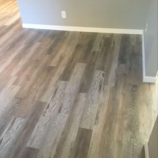 Building Photo - 852 N. Stapley Dr. - Move In Ready Unit In...