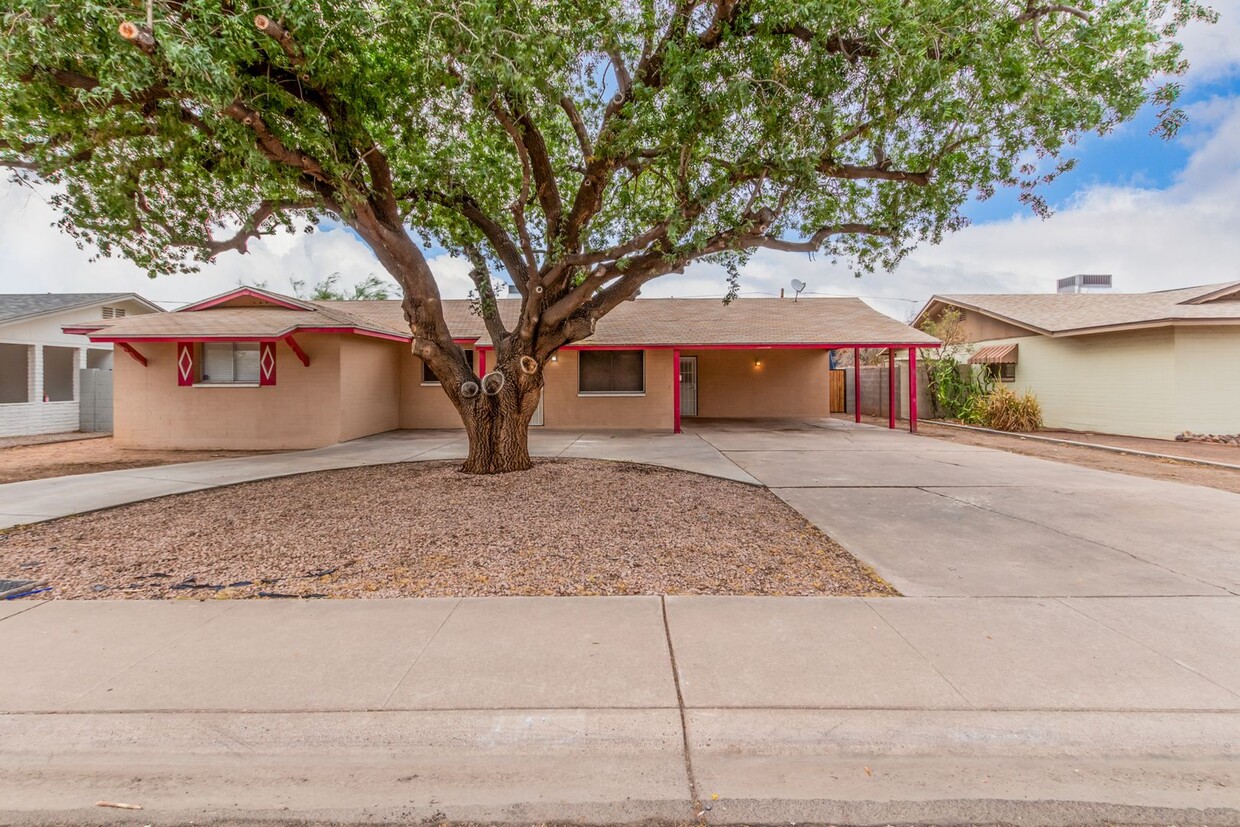 Foto principal - Downtown Tempe home with 5 bedrooms and 3 ...