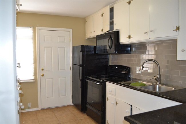 Foto del edificio - 11647 Chimney Rock Rd