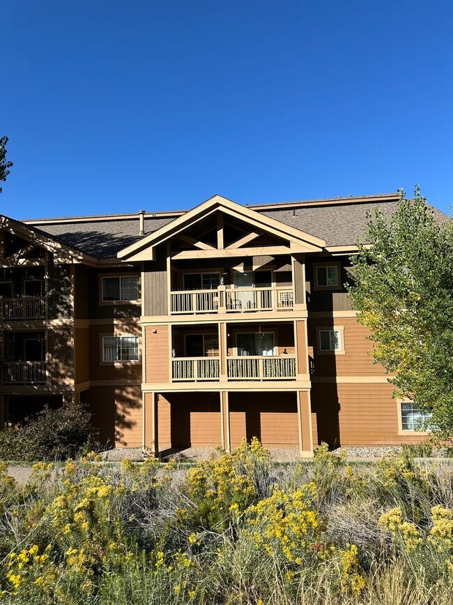 Building Photo - Two Bedroom Two Bath New Castle Condo with...