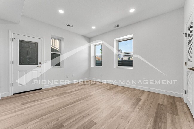 Building Photo - Charming Condo with Central AC and Washer/...