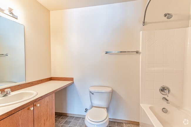 2BR, 2BA - 981 SF - Evergreen Village