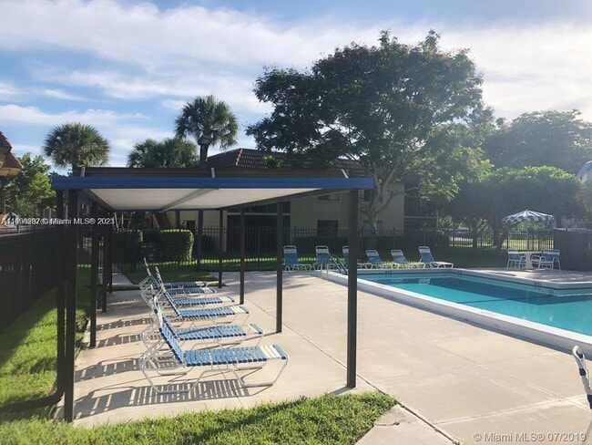 Building Photo - 325 Lakeview Dr