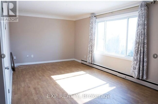 Photo du bâtiment - 250 Highland Rd W